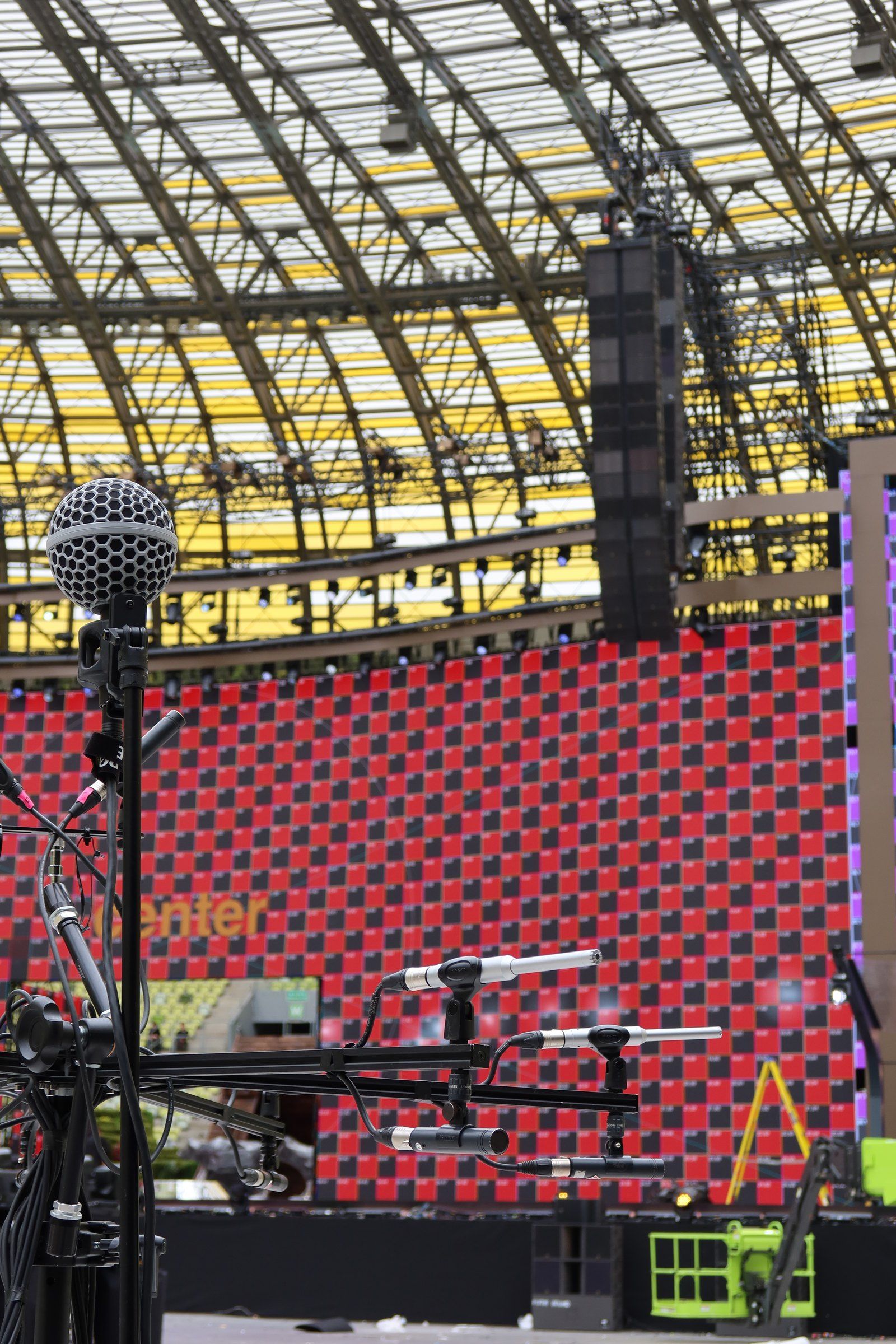Measurement microphone and PA system in a stadium
